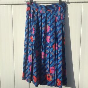 Vtg Segue skirt. Size 9. 100% Rayon Button close Pocket, light weight, pleated.